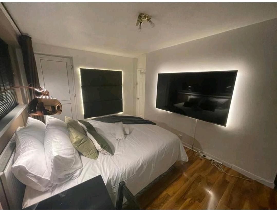Apartament R3 Superking Sized Bed & 75" Tv On The Wall In Clapham Londyn Zewnętrze zdjęcie