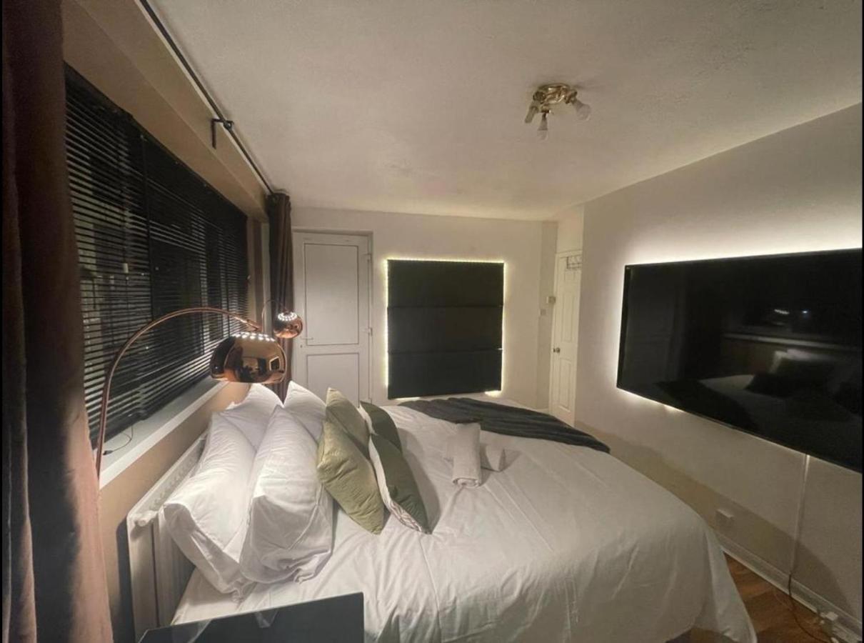 Apartament R3 Superking Sized Bed & 75" Tv On The Wall In Clapham Londyn Zewnętrze zdjęcie