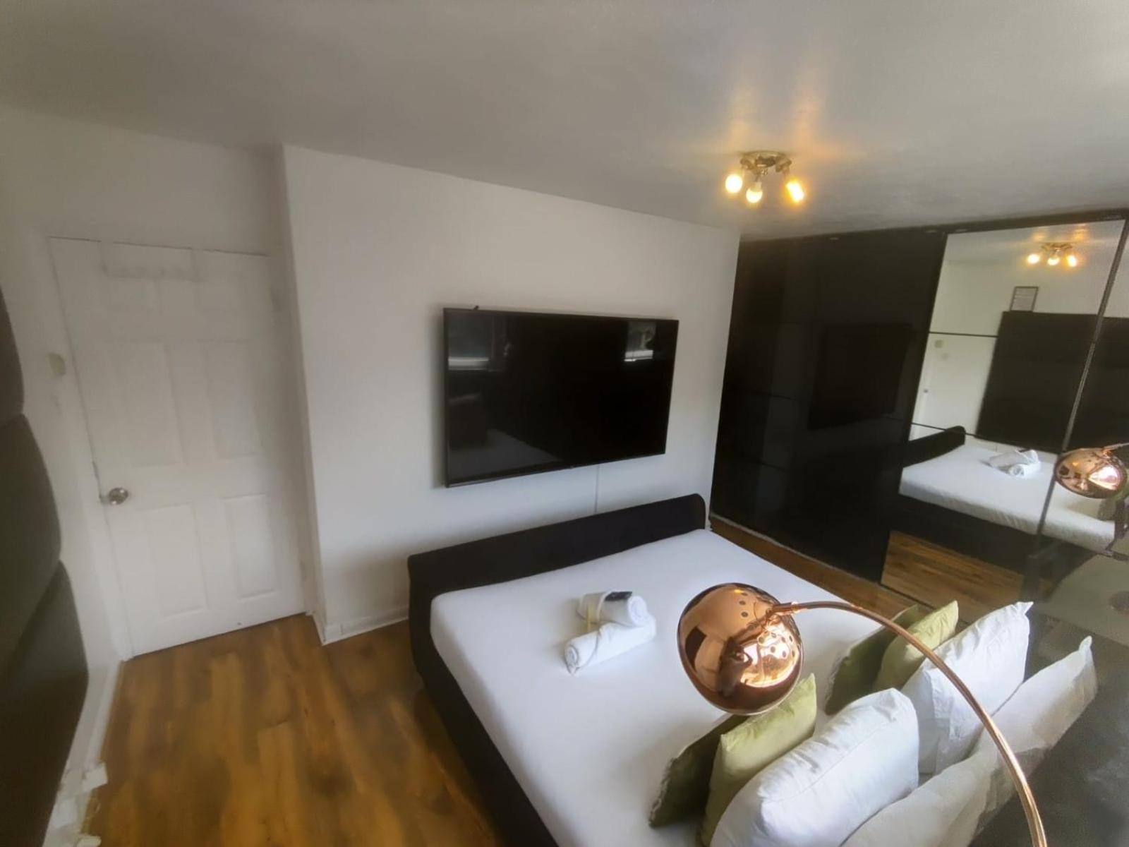 Apartament R3 Superking Sized Bed & 75" Tv On The Wall In Clapham Londyn Zewnętrze zdjęcie